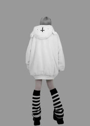 Person wearing a white coat with a cartoon face design on a gray background, featuring the brand 'Lautaro'.