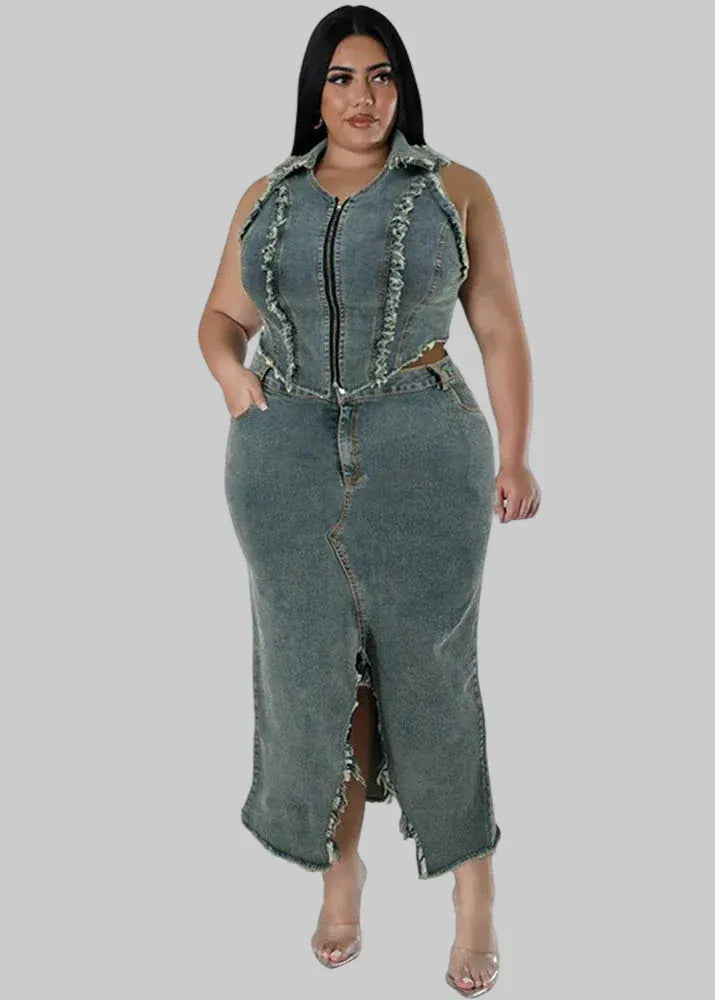 Woman wearing a denim dress with a vest in a white room, branded 'Wmstar'.