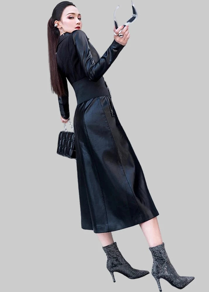 Woman in a black dress taking a selfie against a modern architectural background, with 'Lautaro' brand visible.