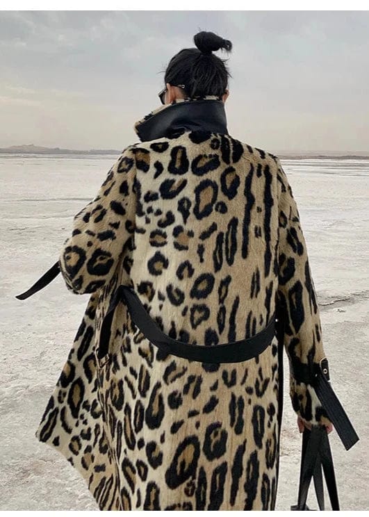 Teonclothingshop Winter long warm raincoat with leopard print made of eco fur